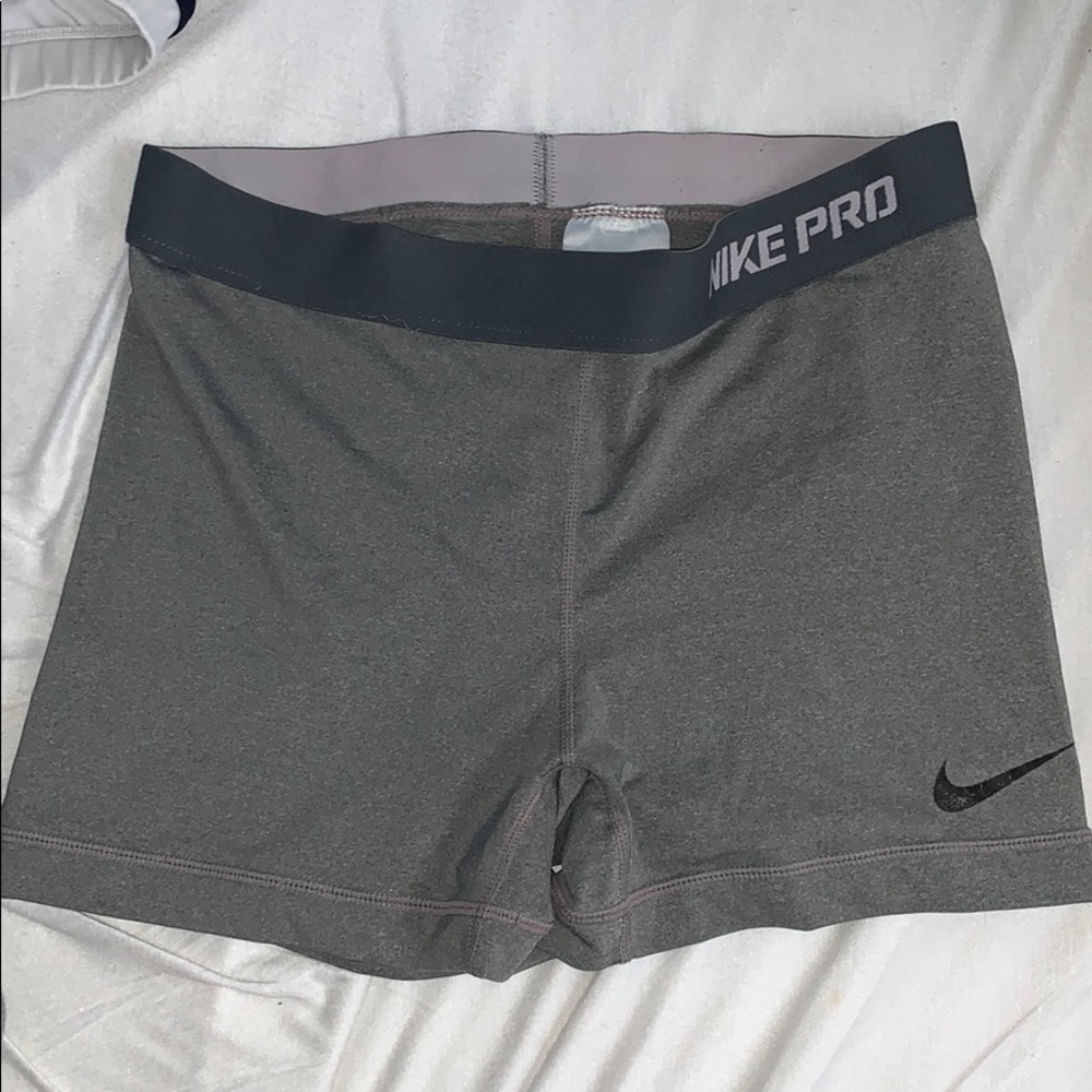 Medium Nike Pros